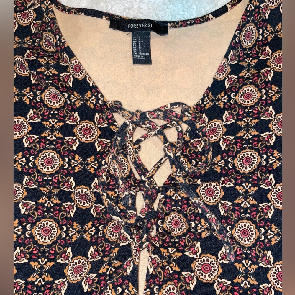 Forever 21 | Black pattern crop-top